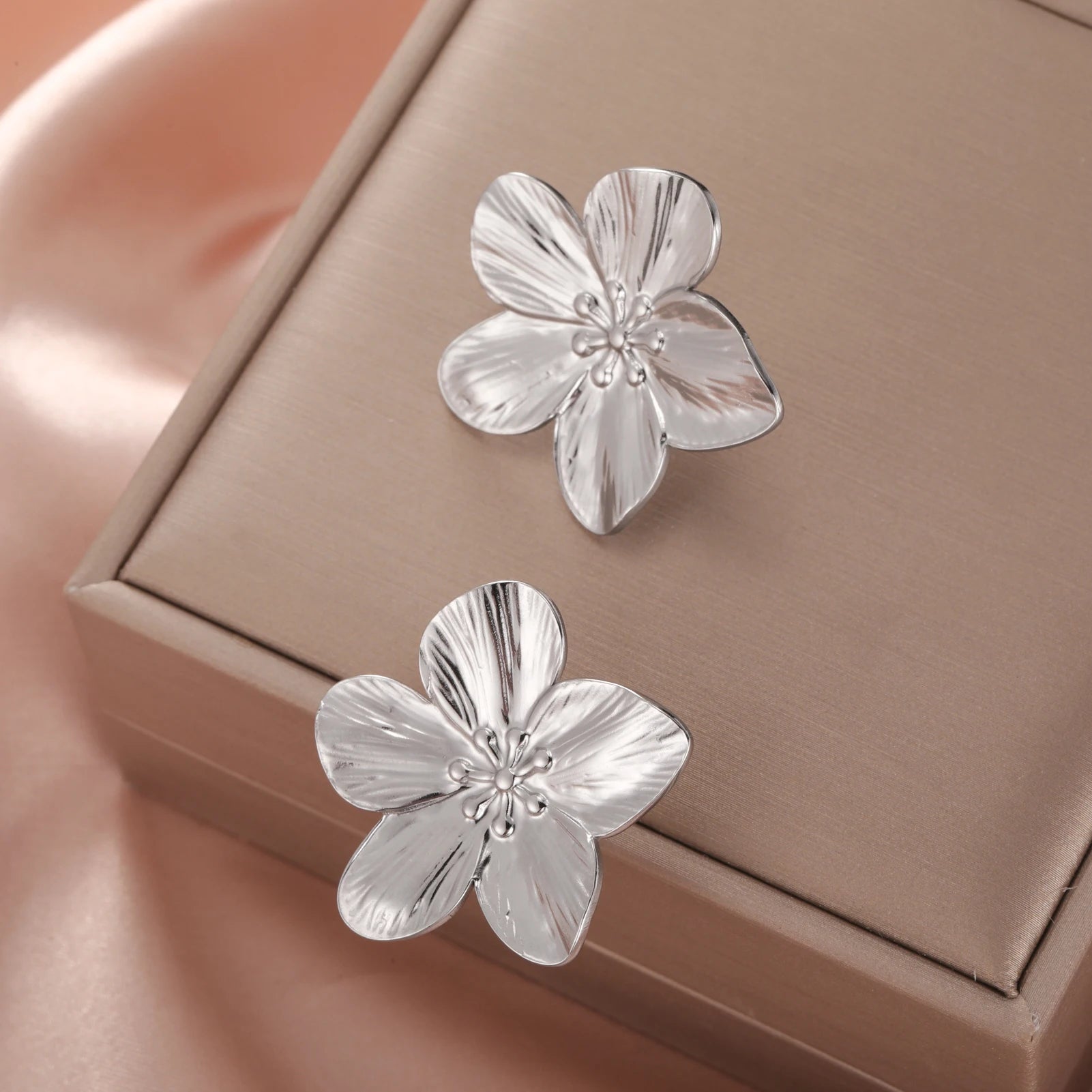 Unift Vintage Metal Flower Stud Earrings for Women Bohemian Gold Color Stainless Steel Earring Statement Stylish Simple Jewelry