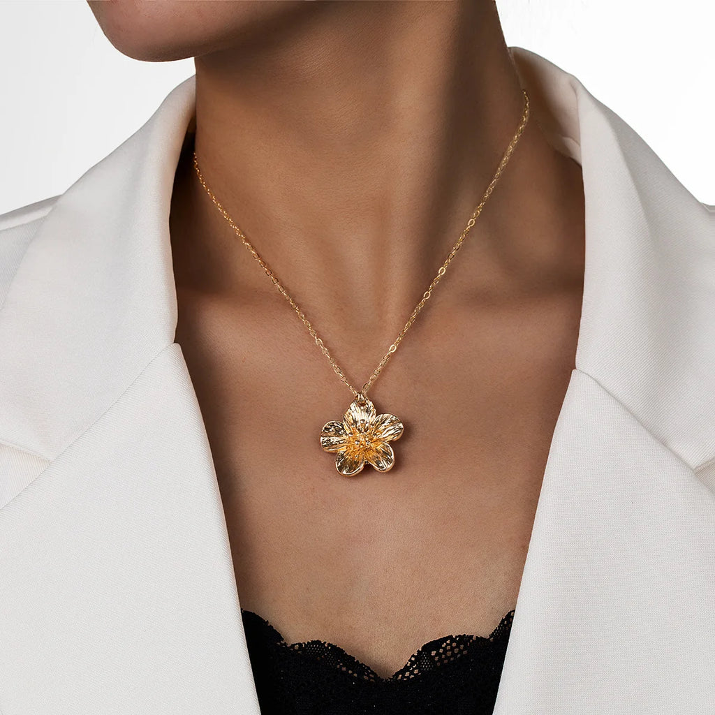 LATS New Fashion Metal Wrinkled Stereoscopic Flowers Pendant Necklace for Women Charm Temperament Clavicle Chain Party Jewelry