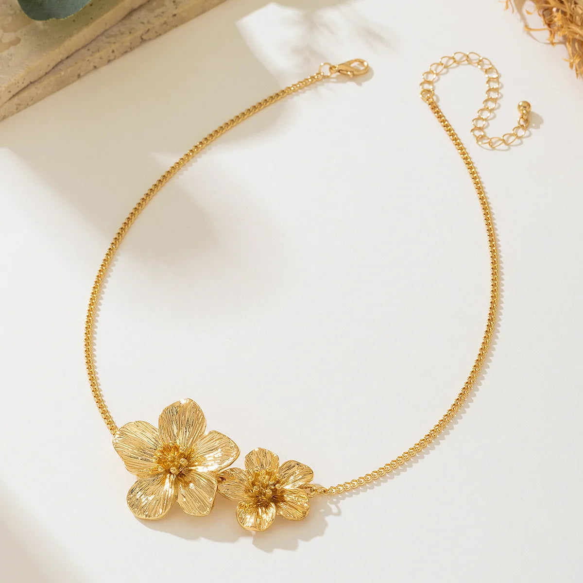 LATS New Fashion Metal Wrinkled Stereoscopic Flowers Pendant Necklace for Women Charm Temperament Clavicle Chain Party Jewelry