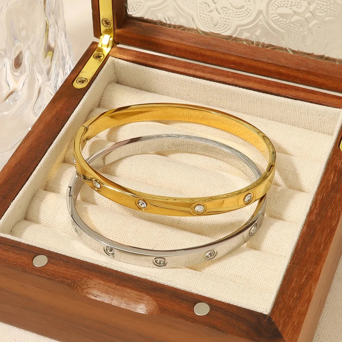 Fashion stainless steel cross pattern bracelet, luxurious trendy and simple design Bracelet men and women Couple jewelry gift