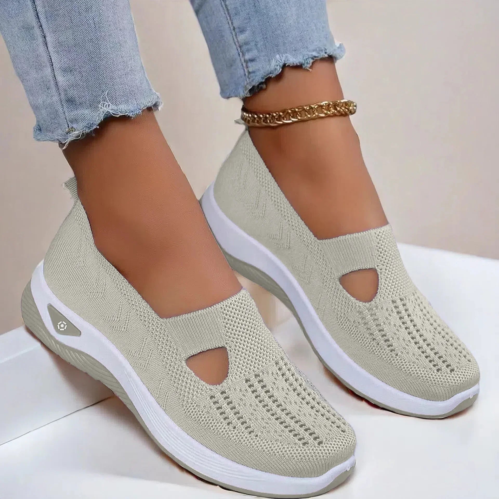 Comfortable Summer Shoes for Elderly Women Breathable Anti Slip Soft Sole Casual Walking Shoes Middle Aged Ladies Flat Sandals