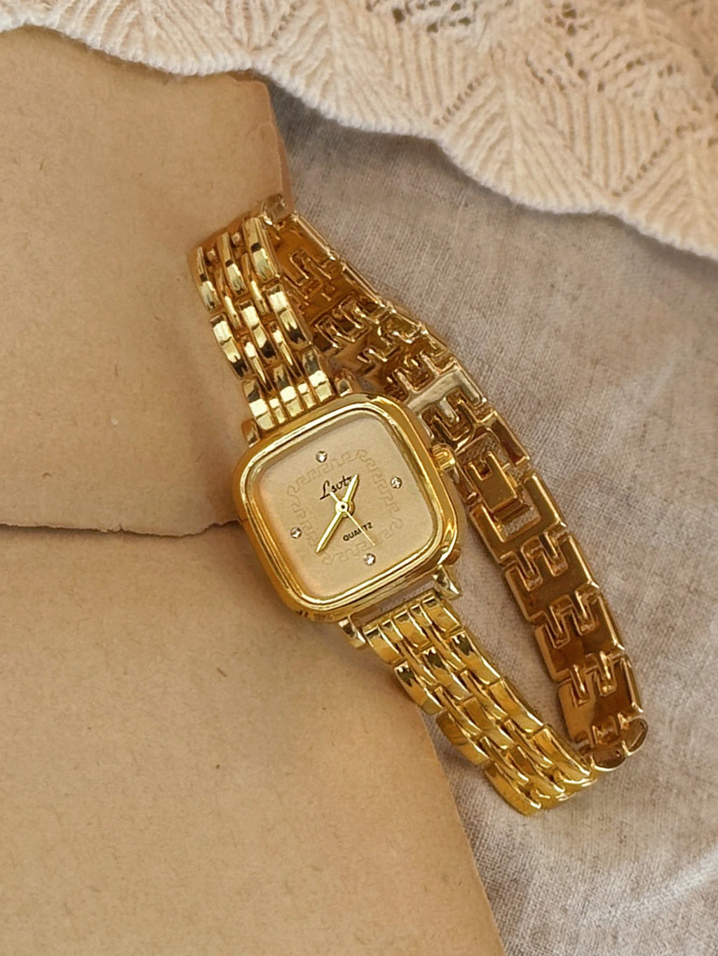 1Pc New French Retro Gold Small Dial Ladies Watch, Fashionable and Simple Waterproof, Luxurious and Elegant, Small Barrel-Shaped Ladies Quartz Watch, Suitable for Daily Wear, Dinners, and Other Occasions to Embellish the Wris