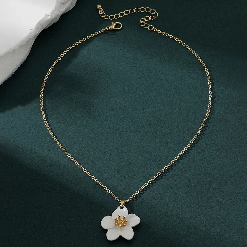 LATS New Fashion Metal Wrinkled Stereoscopic Flowers Pendant Necklace for Women Charm Temperament Clavicle Chain Party Jewelry