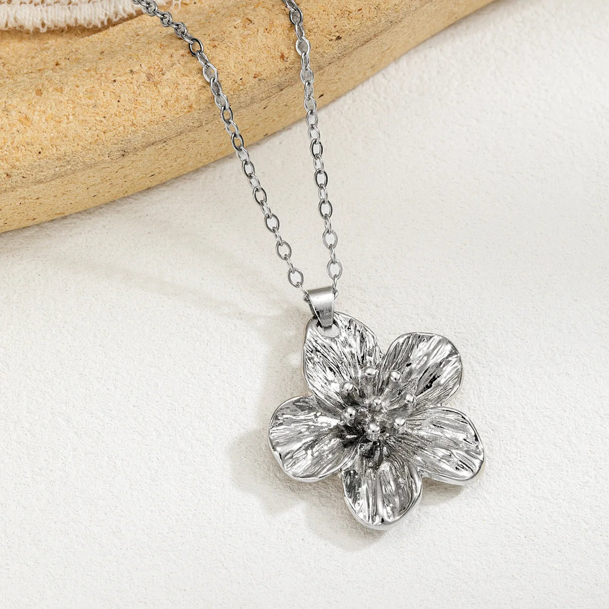 LATS New Fashion Metal Wrinkled Stereoscopic Flowers Pendant Necklace for Women Charm Temperament Clavicle Chain Party Jewelry