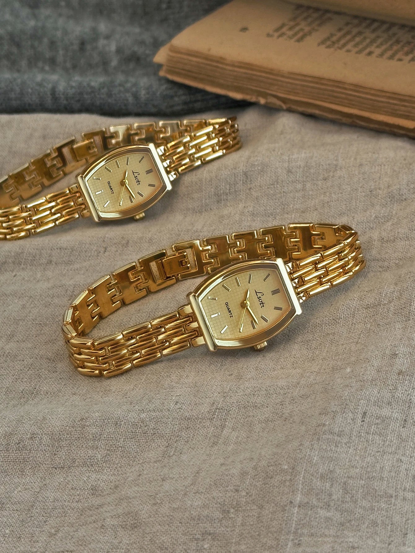 1Pc New French Retro Gold Small Dial Ladies Watch, Fashionable and Simple Waterproof, Luxurious and Elegant, Small Barrel-Shaped Ladies Quartz Watch, Suitable for Daily Wear, Dinners, and Other Occasions to Embellish the Wris