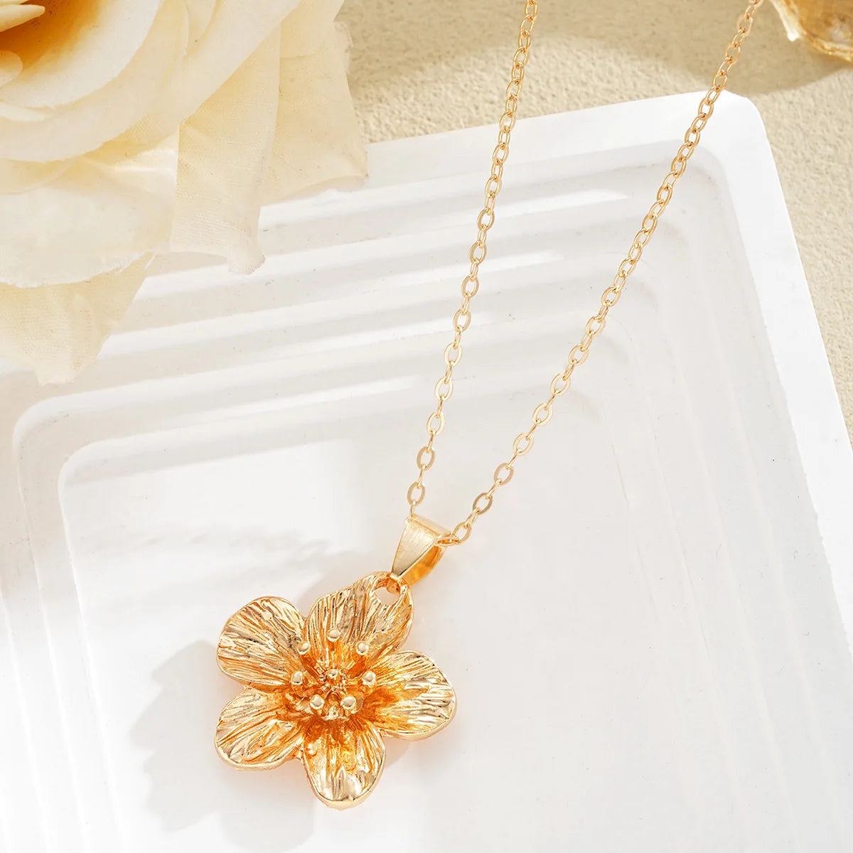 LATS New Fashion Metal Wrinkled Stereoscopic Flowers Pendant Necklace for Women Charm Temperament Clavicle Chain Party Jewelry
