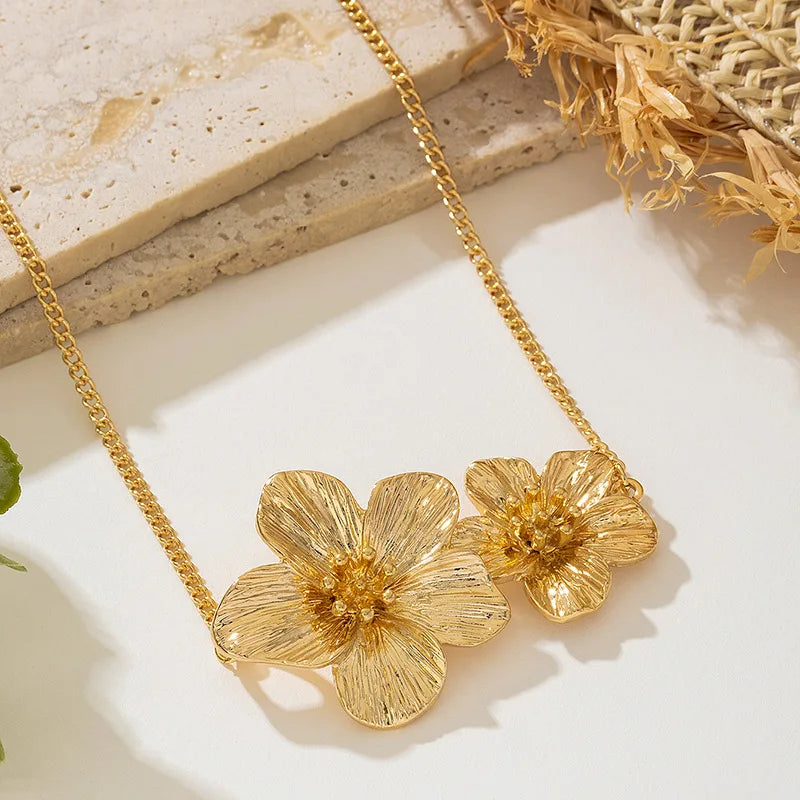 LATS New Fashion Metal Wrinkled Stereoscopic Flowers Pendant Necklace for Women Charm Temperament Clavicle Chain Party Jewelry