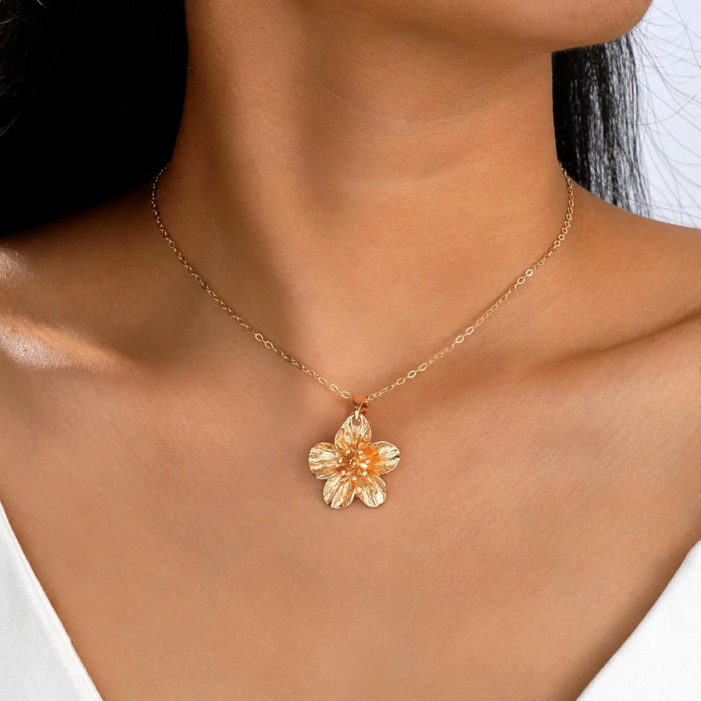 LATS New Fashion Metal Wrinkled Stereoscopic Flowers Pendant Necklace for Women Charm Temperament Clavicle Chain Party Jewelry