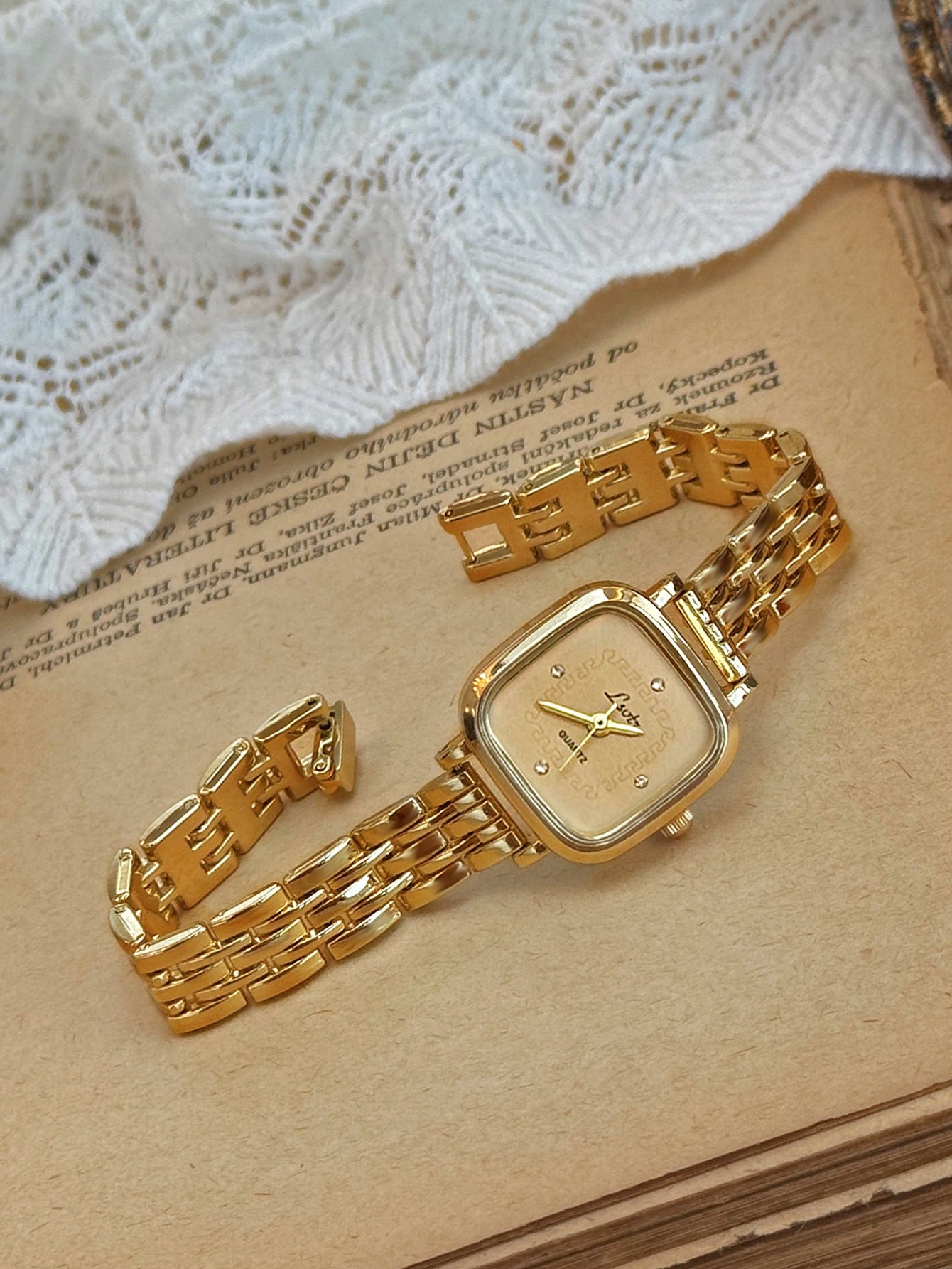 1Pc New French Retro Gold Small Dial Ladies Watch, Fashionable and Simple Waterproof, Luxurious and Elegant, Small Barrel-Shaped Ladies Quartz Watch, Suitable for Daily Wear, Dinners, and Other Occasions to Embellish the Wris