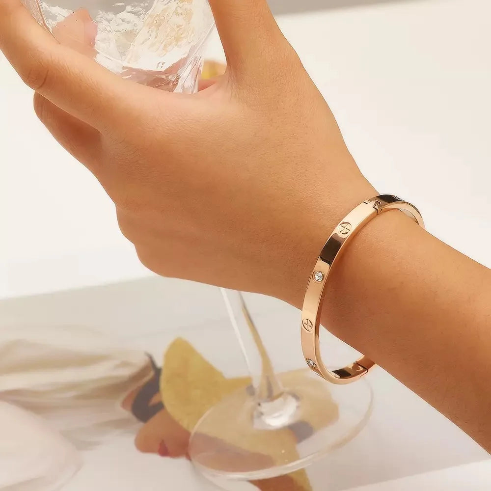 Fashion stainless steel cross pattern bracelet, luxurious trendy and simple design Bracelet men and women Couple jewelry gift