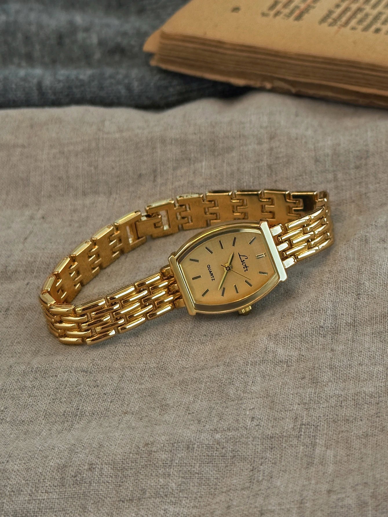 1Pc New French Retro Gold Small Dial Ladies Watch, Fashionable and Simple Waterproof, Luxurious and Elegant, Small Barrel-Shaped Ladies Quartz Watch, Suitable for Daily Wear, Dinners, and Other Occasions to Embellish the Wris